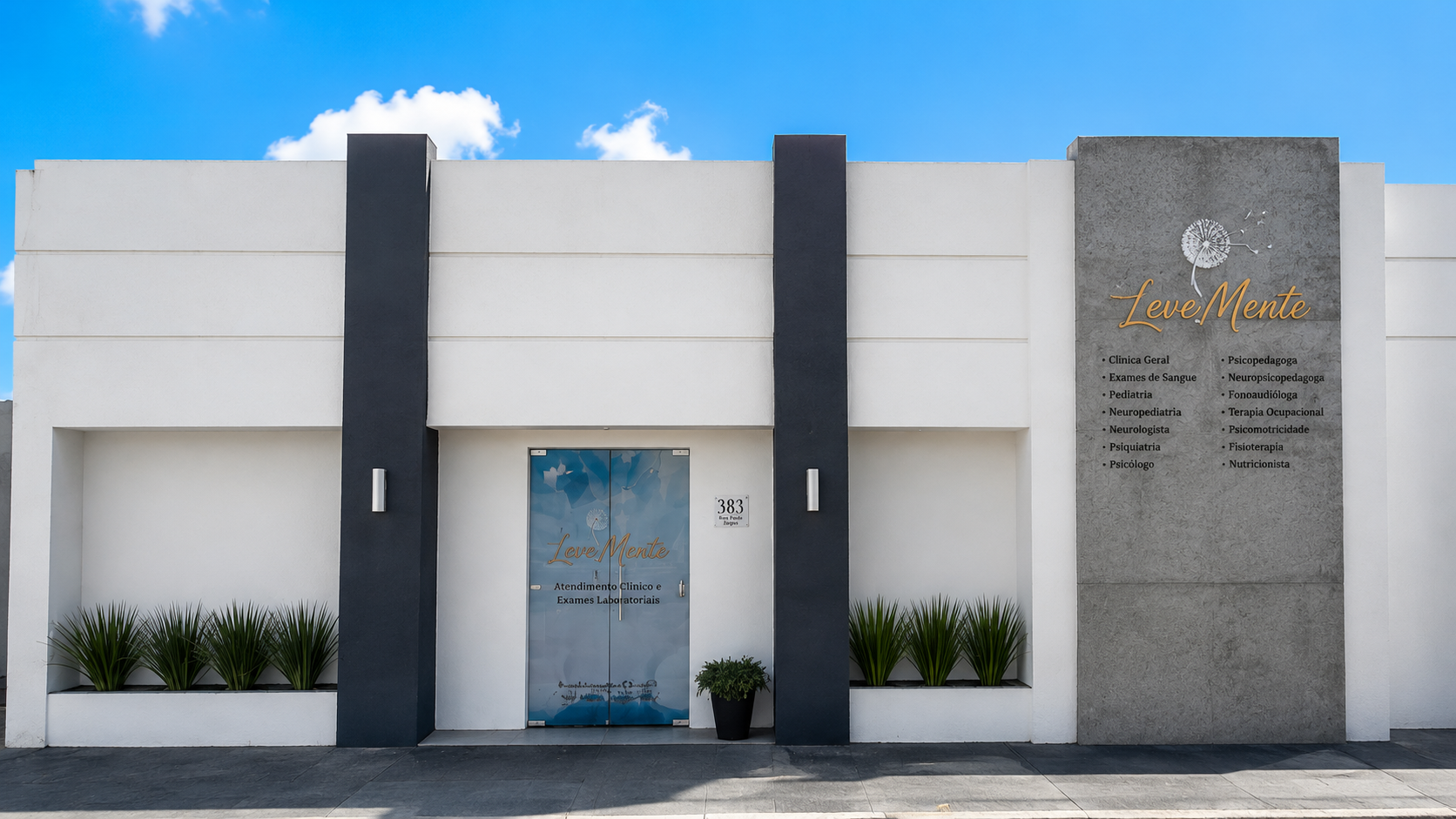 Fachada da Clínica LeveMente em Redenção, Pará, com porta de entrada e letreiro dourado