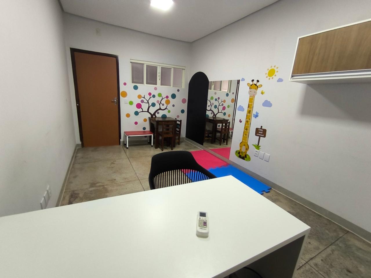 Sala de atendimento infantil com espelho, tatames e painel lúdico